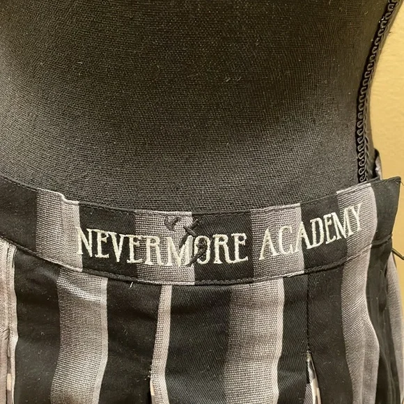 Wednesday Nevermore Academy Skirt XL Goth Punk Addams Family NWT Halloween - Picture 2 of 10